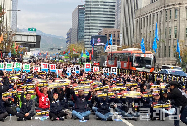 9일 오전 서울시청 건너편 대한문 앞에서 열린 '서울교통공사노조 총파업 투쟁 승리 결의대회'. 공공운수노조 제공