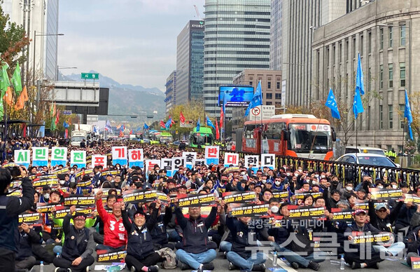9일 오전 서울시청 건너편 대한문 앞에서 열린 '서울교통공사노조 총파업 투쟁 승리 결의대회'. 공공운수노조 제공