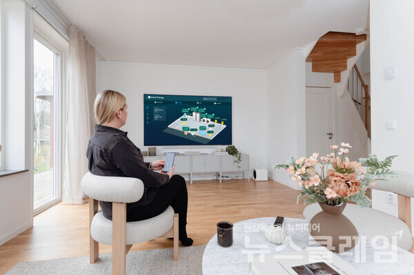 삼성전자 직원이 스마트싱스를 활용해 '브로비홀름 스마트시티'에 구축된 '넷 제로 홈' 솔루션을 체험하고 있다. 삼성전자 제공