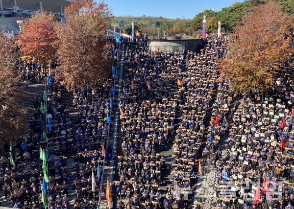 10일 오전 월드컵경기장역 광장에서 열린 '서울교통공사노조 총파업 투쟁 승리 2일차 결의대회'. 공공운수노조 제공