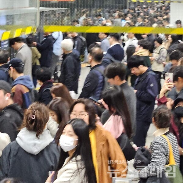 서울지하철 파업으로 지하철 역사내 사람들로 붐비고 있다. 출퇴근길만 붐비는게 아니고, 매 역마다 승객들로 미어터지는 일이 발생하고 있다. 사진=SNS
