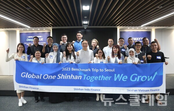 연수 첫날인 지난 6일 문 사장(앞줄 왼쪽에서 다섯번째)이 신한파이낸스(카자흐스탄), 신한인도파이낸스(인도네시아), 신한베트남파이낸스(베트남)의 직원들과 간담회를 마치고 기념사진을 찍고 있다. 신한카드 제공