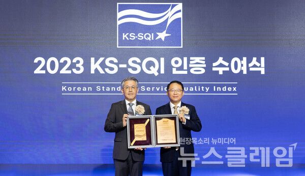 인증서 수여식에서 서장원 코웨이 대표이사(왼쪽)와 강명수 한국표준협회장(오른쪽)이 기념사진을 촬영하고 있다. 코웨이 제공