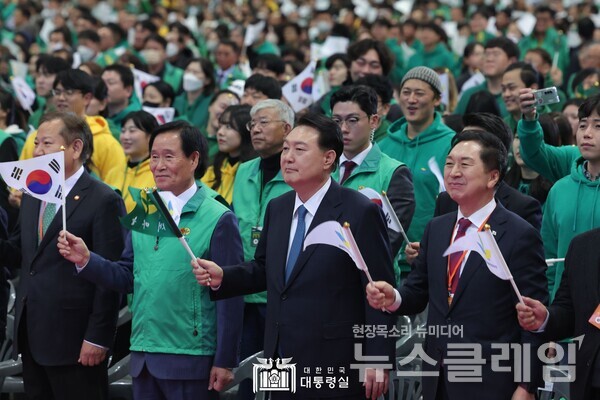 윤석열 대통령이 지난 12일 고양 킨텍스에서 열린 2023 전국새마을지도자대회 '청년의 약속' 선포식에서 태극기를 들고 새마을노래를 제창하고 있다. 대통령실 제공