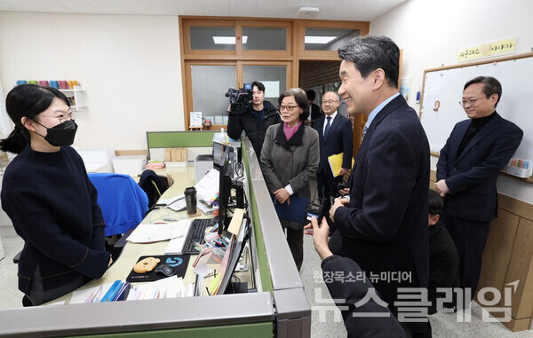 이주호 사회부총리 겸 교육부 장관이 13일 서울 금호동 금호고등학교에서 오는 16일 치뤄지는 수능을 점검하며 교사를 격려하고 있다. 교육부 제공