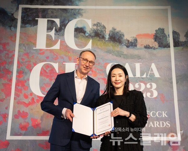 퍼 스테니우스 ECCK 부회장(왼쪽), 지민주 페르노리카 코리아 인사, 커뮤니케이션 및 S&R 전무(오른쪽). 페르노리카 코리아 제공