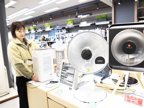 롯데하이마트 대치점에서 모델이 다양한 난방가전들을 살펴보고 있다. 롯데하이마트 제공
