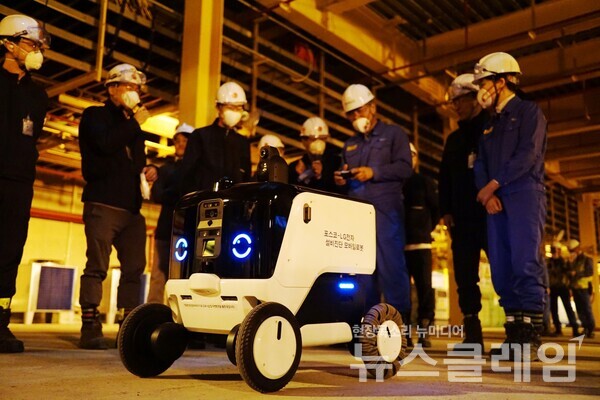 LG전자 AI 자율주행로봇은 포스코 광양제철소 4열연공장 지하전기실에서 무인 시설관리 임무를 수행했다. LG전자 제공