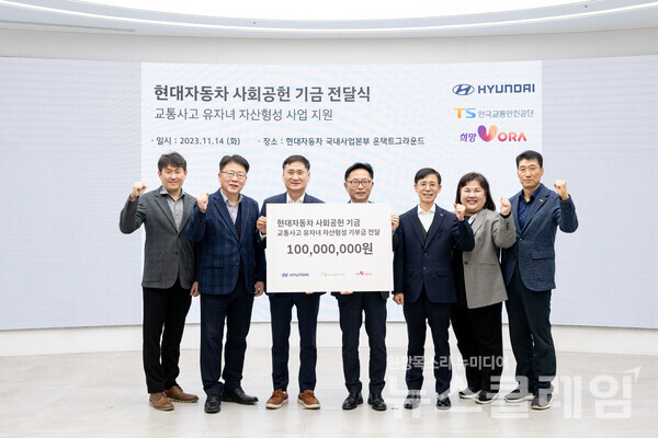 (왼쪽부터)이석 현대차 국내사업지원팀장, 이진원 현대차 국내사업지원실장, 남원오 현대차 국내지원사업부장, 장찬옥 한국교통안전공단 교통안전본부장, 신재용 한국교통안전공단 교통안전정책실장, 황현주 한국교통안전공단 교통복지처장, 김영준 희망VORA 봉사단 사무국장. 현대자동차 제공