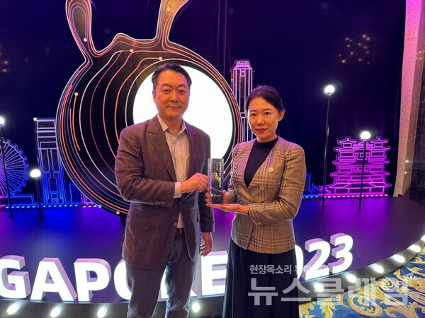 지난 14일(현지시간) 싱가포르에서 열린 중국 앤트그룹의 ‘알리페이 플러스 프리미엄 파트너’ 시상식에서 ‘베스트 비즈니스 혁신상’을 수상했다. 롯데면세점 제공