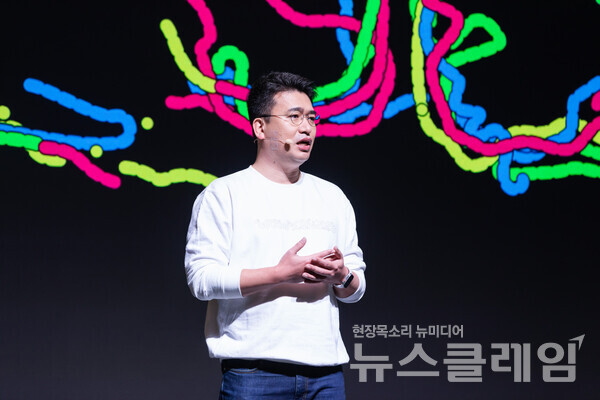 배달의민족 운영사 우아한형제들이 15일 서울 강남구 그랜드 인터컨티넨탈 서울 파르나스에서 '우아한테크콘퍼런스 2023'을 개최했다. 우아한형제들 이국환 대표가 오프닝 인사말을 하고 있다. 우아한형제들 제공