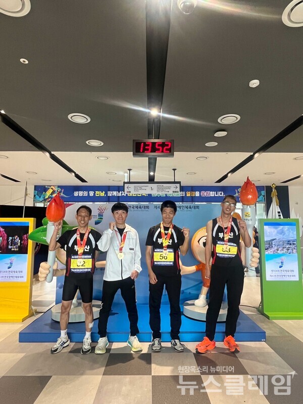 제43회 전국장애인체육대회 종료 후 노경민 선수가 메달을 목에 걸고 기념 사진을 촬영하고 있다. 골든블루 제공