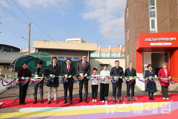 테이프 커팅식을 진행중인 롯데웰푸드 배성우 제과마케팅본부장(사진가운데 남자어린이 좌측)과 영광군 강종만 군수(여자어린이 우측)외 관계자들. 롯데웰푸드 제공