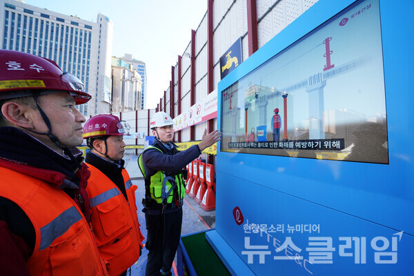 롯데건설 현장 근로자가 공종별 61종의 필수 안전 수칙 애니메이션 영상을 시청하고 있다. 롯데건설 제공