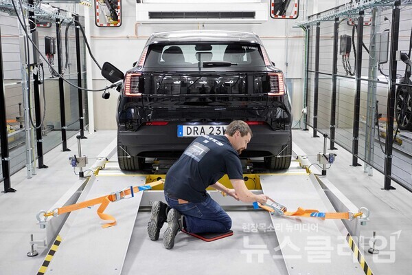 볼보자동차 스웨덴 소프트웨어 테스트 센터에서 테스트 중인 볼보 EX30. 볼보자동차 제공