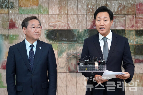 16일 오세훈 서울시장(오른쪽)과 유정복 인천시장(왼쪽)이 김동연 경기도지사와의 회동 이후 입장문을 발표하고 있다. 서울시 제공