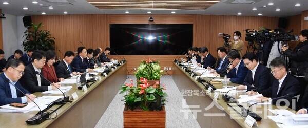 17일 서울 영등포구 한국수출입은행에서 열린 '제33차 비상경제차관회의 겸 제2차 물가관계차관회의, 신성장전략 TF 제7차 회의'. 사진=기획재정부