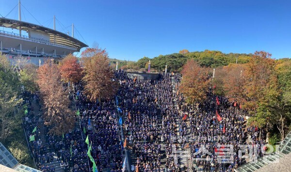지난 10일 오전 월드컵경기장역 광장에서 열린 '서울교통공사노조 총파업 투쟁 승리 2일차 결의대회'. 사진=서울교통공사노조