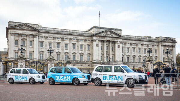 삼성전자가 영국에서 런던의 명물인 '블랙캡'을 '부산엑스포 택시'로 꾸미고 28일까지 부산엑스포 유치를 기원하는 광고를 진행한다. 삼성전자 제공
