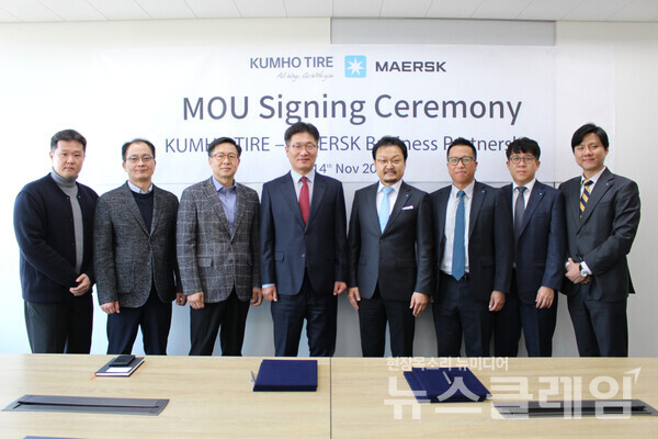 금호타이어는 덴마크 글로벌 해운사 ‘머스크(Maersk)’와 물류 공급망 솔루션 분야에서 협력을 합의하며 지난 14일 서울 종로구에 위치한 금호타이어 본사에서 상호협력 협약을 체결했다. 금호타이어 제공