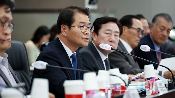 이정식 고용노동부 장관이 27일 서울 영등포구 중소기업중앙회에서 열린 중소기업인 간담회에 참석, 발언하고 있다. 사진=고용노동부