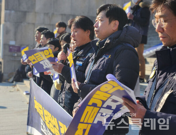 28일 오전 서울 종로구 세종문화회관 앞 계단에서 열린 '국민연금 보장성 강화 및 연금개악 규탄, 연금노동자 파업 지지 시민사회 기자회견'. 사진=공공운수노조
