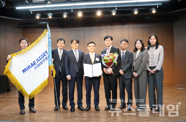 미래에셋증권은 제17회 자금세탁방지의 날 기념식에서 국무총리상을 수상했다고 28일 밝혔다. 미래에셋증권 제공