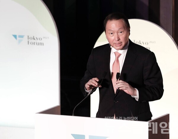 최태원 SK그룹 회장이 지난달 30일 일본 도쿄대에서 열린 '도쿄포럼 2023'에서 환영사를 하고 있다. SK 제공
