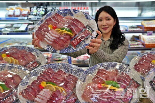 서울시 중구에 위치한 롯데마트 제타플렉스 서울역점에서 양준혁 방어회를 홍보하는 모델 모습. 롯데쇼핑 제공