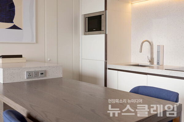 코웨이는 서울 잠실에 위치한 소피텔 앰배서더 서울 호텔 & 서비스드 레지던스에 노블 빌트인 정수기를 공급했다고 6일 밝혔다. 코웨이 제공