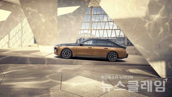 BMW 코리아가 오는 10일부터 1월 21일까지 전국 BMW 공식 전시장에서 최신 럭셔리 클래스 모델 시승 행사를 진행한다. BMW 코리아 제공