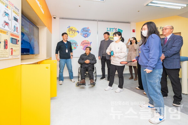 (왼쪽부터)한국장애인복지관협회 조석영 회장, 이옥화 보호자 대표, 지경남 게임문화체험관 이용자 대표, 금천장애인복지관. 넷마블 제공