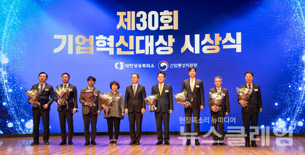 서장원 코웨이 대표이사(오른쪽 두 번째)와 관계자들이 수상 기념 사진촬영을 하고 있다. 코웨이 제공