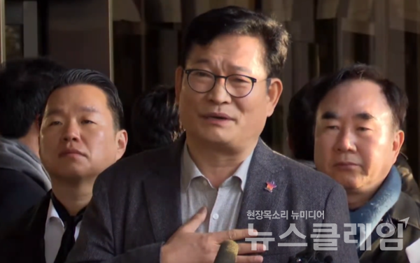 송영길 전 대표가 8일 오전 검찰 조사를 받기 위해 서울 서초구 서울중앙지검에 출석해 취재진 질문에 답하고 있다.