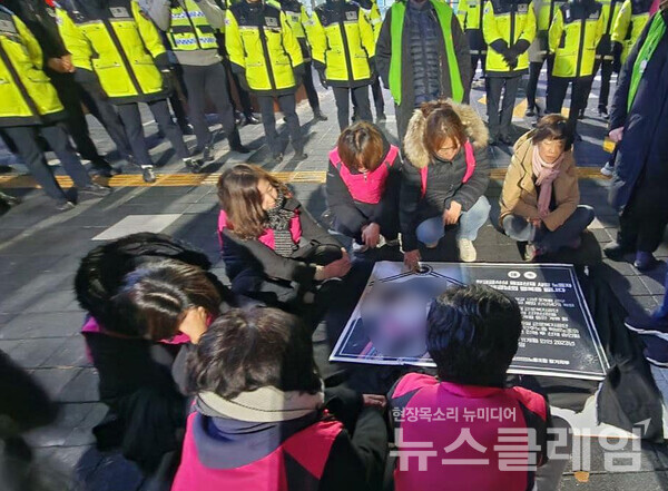 학비노조가 7일 수원시 경기교육청 정문 앞에서 기자회견을 열고 추모 분향소를 파괴한 교육청을 규탄했다. 사진=학비노조