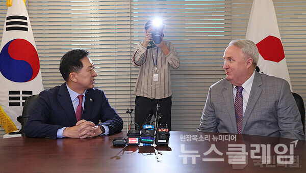지난달 17일 전 서울 여의도 국민의힘 당사에서 면담을 갖고 있는 김기현 당 대표 인요한 혁신위원장. 사진=국민의힘
