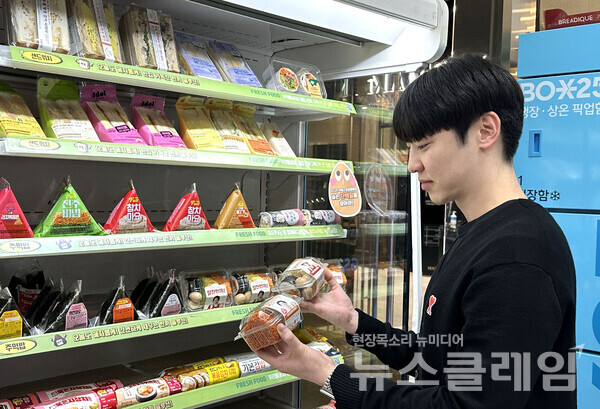 GS25에서 고객이 혜자로운 알찬한끼세트를 바라보고 있다. GS리테일 제공