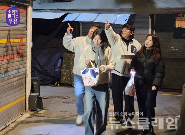 매일유업 직원들이 독거 어르신 고독사 예방과 나눔 캠페인 활동의 일환으로 지난 8일 새벽, 서울 중구에 소화가잘되는우유와 선물을 직접 배달하며 홀로 사시는 어르신들의 안부를 확인했다. 매일유업 제공