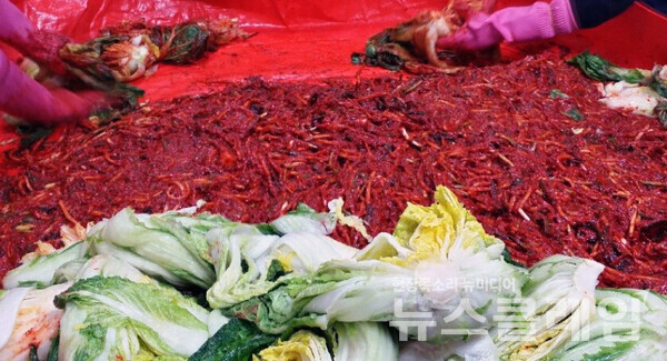 김장 김치를 담그는 모습. 사진=손혜경 기자