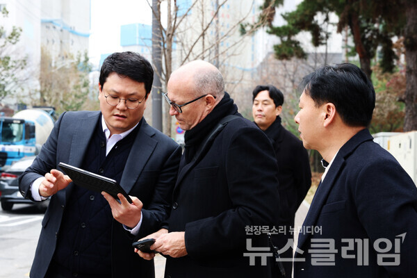 JERDE 수석디자이너 존 폴린 부사장과 롯데건설 직원들이 신반포12차 아파트 현장을 방문해 설계에 대해 대화하고 있다. 롯데건설 제공