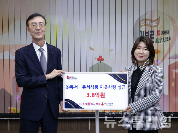 12일 서울 중구 사회복지공동모금회에서 열린 성금 기탁식에서 (왼쪽부터)동서식품 최상인 홍보상무, 사회복지공동모금회 김경희 사회공헌본부장이 기념촬영을 하고 있다. 동서식품 제공