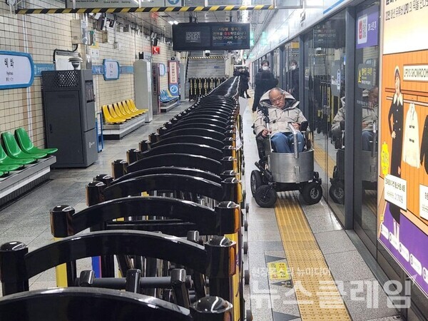 지하철 4호선 혜화역에 설치된 울타리. 사진=전장연