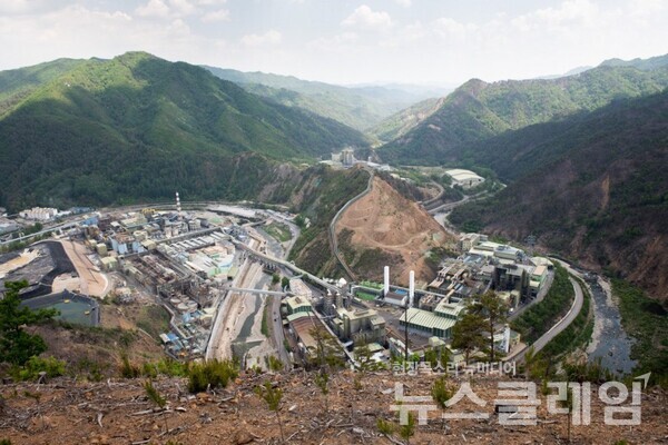 경상북도 봉화군 낙동강 최상류의 산속에 위치한 영풍석포제련소. 사진=환경보건시민센터
