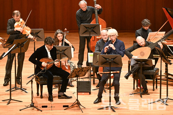 세계적인 만돌린 연주자 아비아비탈과 최고의 고음악 해석가 조반니 안토니니, 그가 이끄는 일 자르디노 아르모니코의 공연 모습. 한화그룹 제공