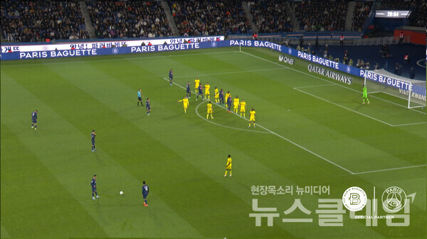 파리 생제르맹과 FC낭트 경기 중 파리바게뜨 LED 광고 노출 장면. SPC(회장 허영인) 파리바게뜨 제공