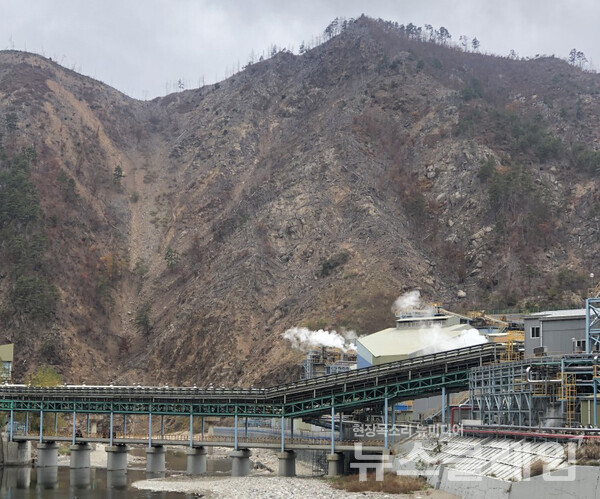 경상북도 봉화군 낙동강 최상류의 산속에 위치한 영풍석포제련소를 둘러싼 산이 황폐하다. 사진=환경보건시민센터