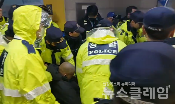 15일 오전 서울 지하철 4호선 혜화역에서 전장연과 경찰이 대치 중이다. 사진=전장연