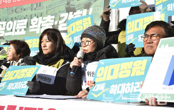 17일 오전 서울 여의도 국회 앞에서 진행된 '의대정원 확대와 의사 진료거부 여론조사 및 의사부족 실태조사 결과 발표 기자회견'. 사진=보건의료노조