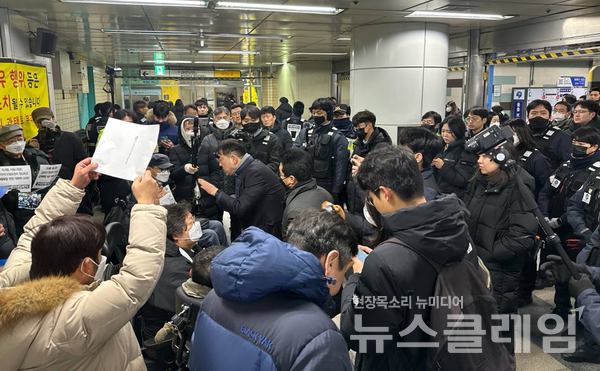 전장연이 19일 서울 지하철 4호선 혜화역에서  장애인 이동권 예산 보장을 촉구하며 침묵 선전전을 하고 있다. 사진=전장연