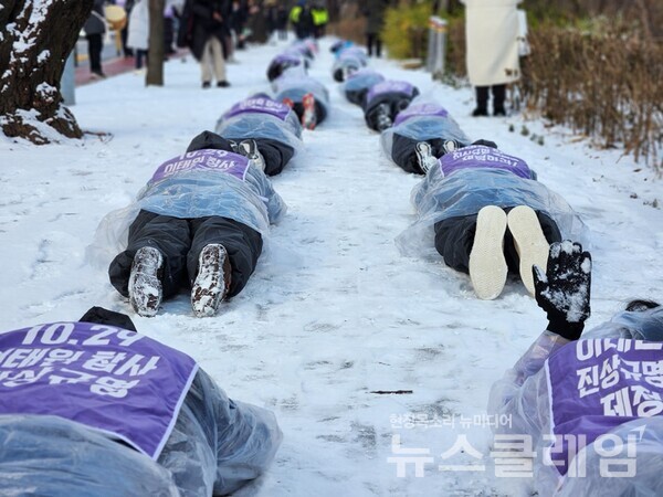20일 오전 이태원 참사 진상규명 특별법의 국회 본회의 통과를 촉구하며 서울 여의도 국회 주변을 오체투지를 하는 종교인, 시민사회단체 활동가들. 사진=10.29 이태원 참사를 기억하고 행동하는 그리스도인 모임